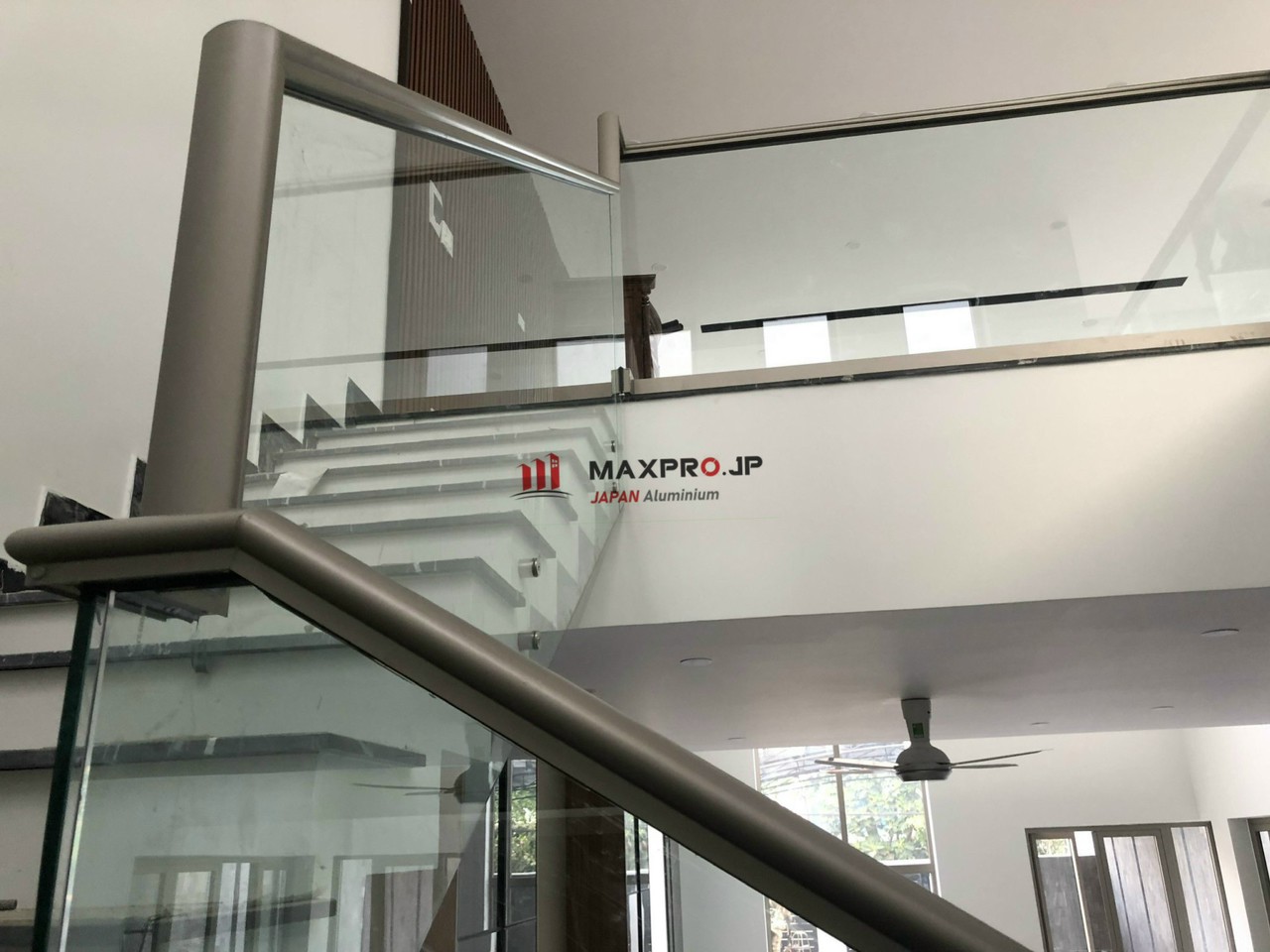 Cầu thang kính tay vịn nhôm Maxpro Japan